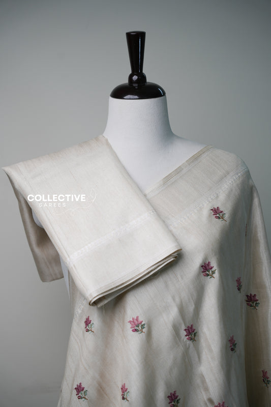 Off-white semi tussar saree pleats and blouse piece with embroidered floral buttis